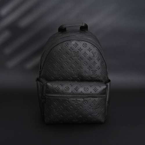 louis Vuitton Lv 老花压纹男士双肩包 #原单品质 官网 P32500，全牛皮材质，耐磨耐造，包身硬挺不易变型，简约耐看的款式非常适合商务人士入手