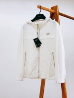 prada 普拉达 贸易渠道精品,铸就最为优雅的休闲时尚气息.轻质防晒连帽夹克 一举两得的帅气夹克。超常规设计裁剪,兼具个性时尚范儿,与生俱来的不平凡！高科技面