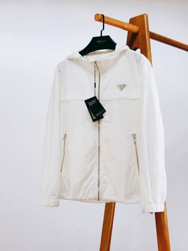 prada 普拉达 贸易渠道精品,铸就最为优雅的休闲时尚气息.轻质防晒连帽夹克 一举两得的帅气夹克。超常规设计裁剪,兼具个性时尚范儿,与生俱来的不平凡！高科技面