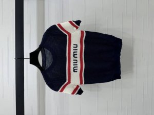 上新原单高端品Miumi* 春夏最新系列！撞色条纹针织短袖！撞色条纹拼接镂空钩针设计 经典品牌字母Logo点缀！短款百搭不挑人不挑身材！ 2色！S-M-L3码！