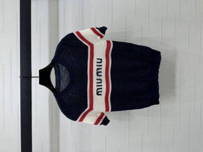 上新原单高端品Miumi* 春夏最新系列！撞色条纹针织短袖！撞色条纹拼接镂空钩针设计 经典品牌字母Logo点缀！短款百搭不挑人不挑身材！ 2色！S-M-L3码！