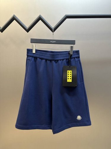 Moncler 联名刺绣棉质短裤 采用棉为基底编织而成的单面鱼鳞布面料 正面为平滑的针织面 触肤面通过针织机的浮线编织技术形成立体的毛圈 增加蓬松感 同时触感细