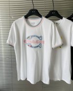 上新 ！大C家又出新品了Coach 夏季新品官W主推款～可以搭配属于你自己的Cp风格。 品名:甜心T恤 亮点是胸前的激光切割刺绣贴布 还有领子袖子蓝色粉色拼接～