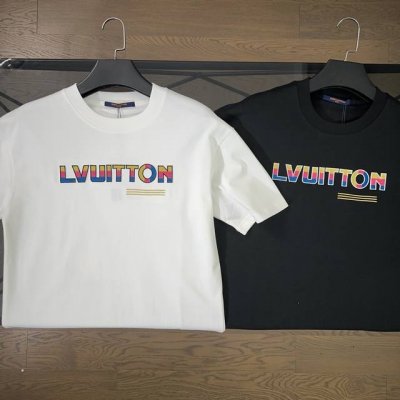 lv 路易威登 2025春夏植绒七彩刺绣Logo字母短袖T恤 胸前采用毛巾绣当季新设计Lv字样 后背品牌专属四角星图案精密刺绣 极简主义用到极致 取用280高克