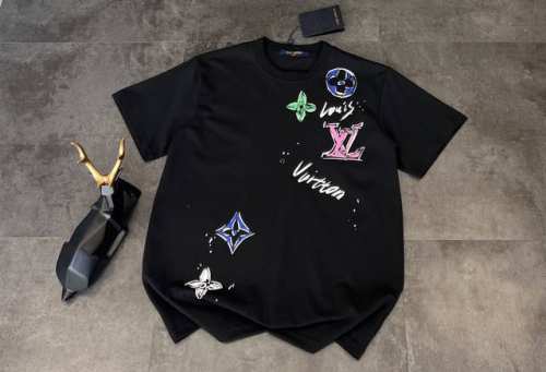 新款短袖上新：2025Ss 夏季新品路易威登 Louis Vuitton Lv 彩绘涂鸦情侣圆领T恤谁穿谁好看！ 面料：甄选上乘的精致双纱棉面料，细腻柔软，就像