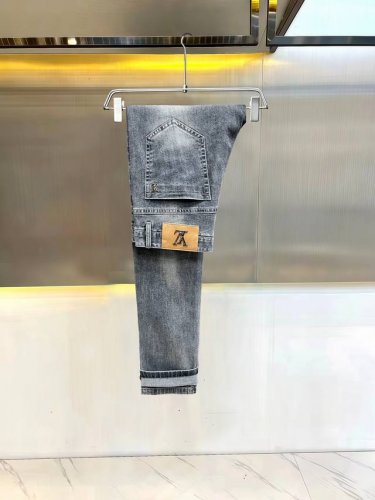 主推.长期有货 Lv 高品质 2025官网高端新品原单少数帅爆牛仔裤，百分百原单 百搭神器！今年最新流行的风格设计款式，采用进口棉花制作成的单宁布，上身舒适，剪
