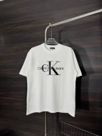 款号：He241 Calvin Klein-Ck胸前字母刺绣印花大标圆领短袖 面料采用2 克双股双纱纯棉面料，手感舒适柔软，上身舒适透气，领口采用同缸同色罗纹，