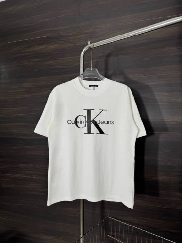 款号：He241 Calvin Klein-Ck胸前字母刺绣印花大标圆领短袖 面料采用2 克双股双纱纯棉面料，手感舒适柔软，上身舒适透气，领口采用同缸同色罗纹，