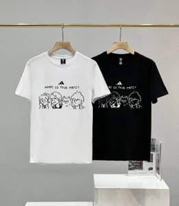 60 Adidas/阿迪达斯新款短袖T恤，休闲舒适宽松的版型，整体设计比较简约，没有过多的点缀，很耐看，休闲潮搭，非常值得大家入手！好看不挑人，男女均可驾驭！