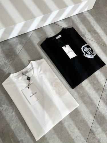 moncler蒙家 2025春夏男女同款情侣款最新的贸易订单短袖T恤，全品相！！网红款！采用Logo图案印花设计！上身舒适透气，不僵硬，整体有着丰富的立体感，品