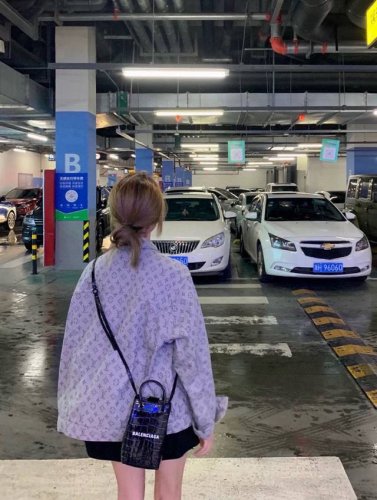 200（模特咨询图） 款号：Y123 louis Vuitton Lv路易威登满印提花牛仔夹克外套 整体衣服设计感十足 经典满印Lv字母Logo无论是看起来还是