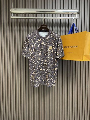 Lv 2025Ss数码直喷绘画皮标短袖T恤，采用32S纯棉双纱平纹面料，克重280G，亲肤持久保型，配套350G螺纹同缸定染无色差，原版定制领标 吊牌 洗水唛