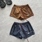 miumiu户外反水速干 2025尼龙抽绳短裤女士宽松凉爽高街奢潮立体字母Logo显瘦减龄短裤2025尼龙抽绳短裤质感挺括有型上身舒适透气饰以下摆立体字母装饰口
