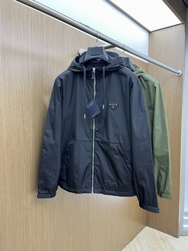 pd 年早春新款专柜同款连帽休闲夹克，商务休闲两不误！面料采用聚酯纤维防风防水面料，内里聚酯纤维内衬，左手品牌彰显品牌奢华，工艺精湛考究，防水透气,柔软细腻.且
