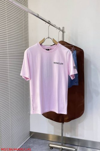 L141 Momoncler X藤原浩联名系列圆领短袖T恤，25春夏新款纯棉Tee，今年最火热的藤原浩联名系列。高能实穿款，高克重定制纯棉布，面料柔软舒适，全新