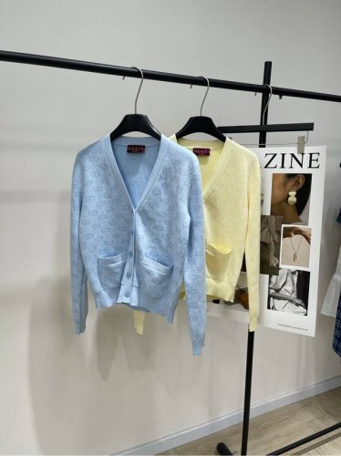gg甜美提花针织V领开衫 ，面料：针织棉 颜色：浅蓝色 奶黄色 2025春夏Gu温柔系针织开衫 春夏必备！棉质软糯，双色入！ 浅蓝+奶黄双色可选 浅蓝清爽治愈，