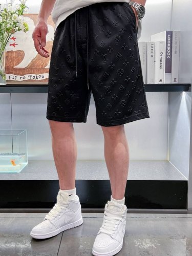 lv 2025春夏新款男士休闲短裤 高端货简洁时尚大方 定制原版进口面料 简洁利落又清爽 品质做工细节经得起任何形式检验，简约大方百搭款 上身优雅帅气，焕然一新