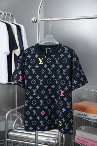 路易 Lv 25Ss早春新款短袖 满底印花发泡字母短袖 轻奢主义 男女日常通勤穿搭必备单品 正确版本 欢迎对比 详细特征 320克 %纯棉双纱汗布面料 数码直喷