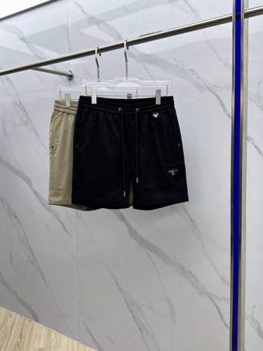 prada*普拉达 2025春夏最新款短裤，梭织顶级品质，定制面料时尚感十足，侧面经典三角标Logo凸显品牌简约大方得体，搭配休闲简单时尚潮流可以，十分百搭 S