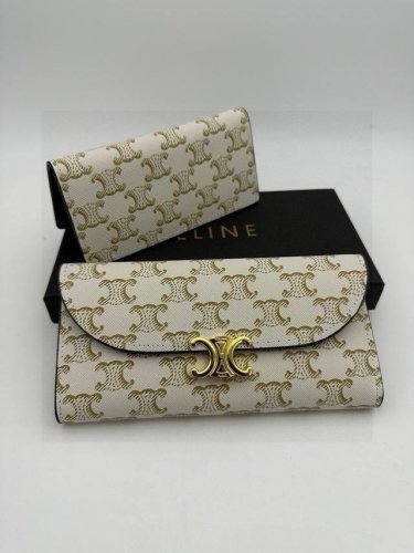 celine 赛琳白花子母折叠钱夹 生活不一定要很酷，但一定要有态度 备个钱包还是很有必要的 随身的包包里一定要放一个钱包，方便小物品归类 即使出门没带包，这个