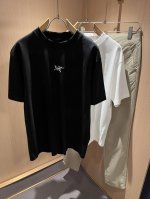 Arcter*X始*祖鸟 2025春夏新款男女同款短袖T恤，户外品牌可能大家第一想到的就是加拿大鹅、始祖鸟。给人一种标签试的感觉！除了在款式设计上颇有造诣之外，