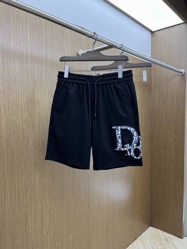 Cd 2540春夏新款男士休闲短裤 高端货简洁时尚大方 定制原版进口面料 简洁利落又清爽 品质做工细节经得起任何形式检验简约大方百搭款 上身优雅帅气，焕然一新的