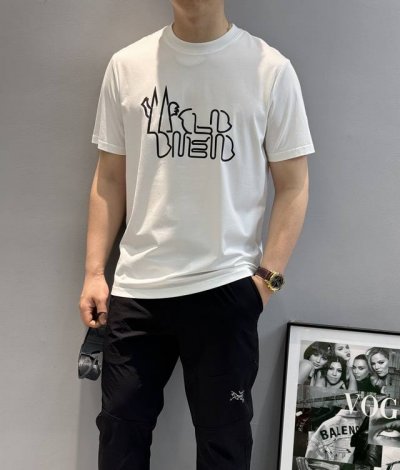 mon Cle*蒙-口25S夏季新款圆领短袖.品牌图形Logo辨识度鲜明超级走心！！！袖子搭配经典小帽子标识.选用客供190G丝光棉制成.整件单品的面料质感极佳