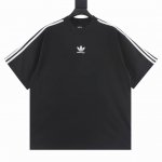 140 balenciaga X Adidas 三叶草联名印花短袖 面料采用330克平纹32支双股双纱紧密赛络纺进口“福原”牌大圆机织造而成，双面做蚀毛无尘处理