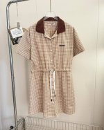 价格：￥160 品名：Mium*U 25Ss格纹系列Polo领格纹衬衫连衣裙 尺码：S.M.L 颜色：棕色格 miu优等生，标志性立体刺绣Logo标，抽绳收腰更