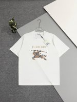 高版本] Burberry 巴宝莉 圆领短袖T恤 胸前战马十字绣绣花工艺 装饰十字绣工艺打造的品牌徽标 融入格纹马术骑士徽标设计 面料洗水32支280G纯棉精梳