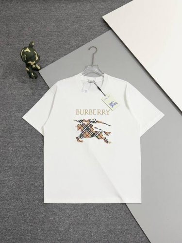高版本] Burberry 巴宝莉 圆领短袖T恤 胸前战马十字绣绣花工艺 装饰十字绣工艺打造的品牌徽标 融入格纹马术骑士徽标设计 面料洗水32支280G纯棉精梳