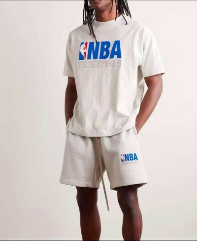 2510 Essentials联名Nba全明星春夏宽松短裤：美式高街潮牌的代表之作。它是街头潮牌Fear Of God的副线品牌，由美国著名设计师Jerry L