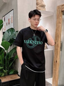 华伦天奴 2025春夏新款男女同款短袖T恤 定制专属纯棉面料 定制原版工艺螺纹 胸前重工字母Logo工艺设计 简约大方 从容百搭 档次极高 完美融入时尚还有风情