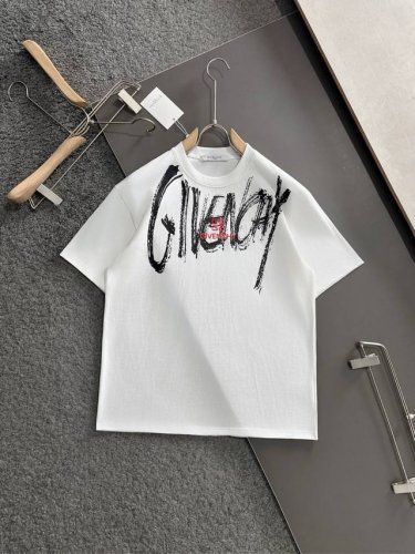 Givenchy 纪梵希 25Ss夏季新款圆领短袖T恤！270克重磅高端纯棉面料，手感质感都极完美！修身裁剪设计干净利落！时尚又好看！走线做工非常精致！版型效果