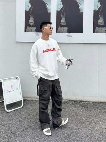 Moncler官网 新款字母印花双层重工字母图案不管是T桖还是卫衣都是每年的爆款单品 前幅大面积印花采用大康丽数码印花机直喷 成本极高 经过多次的调试打版图案色