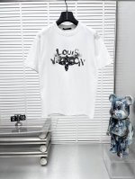 LV*25Ss新款经典印花短袖，明星穿搭款，采用双纱纯棉280G，印花工艺，面料颜色定制定染，不缩水不退色。手感舒服，质感超强潮男潮女必备经典落肩阔版型，独家现