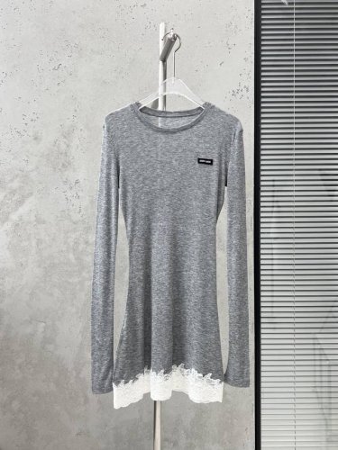 miumiu* 缪缪天丝羊毛拼接白色蕾丝边打底 舒适又时髦 面料超级舒服 单穿叠穿都超好看 Size：S M L