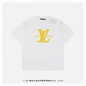 LV 25Ss 黄色大老花开裂字母短袖 面料采用 克重精梳棉 定制32支1*1螺纹 成衣两遍水洗处理 面料舒适亲肤无异感 定制定染面料 纺织密度高 垂感佳 不易