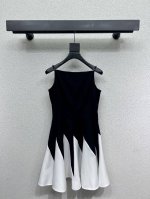 L家吊带连衣裙 爆款来袭 官网同步秀场同款 复古经典作品 版型超洋气 上身就一整个不经意的高级 毫不费力的时髦 整体简约大方 廓形穿着舒适 知性大气 打造飒爽高