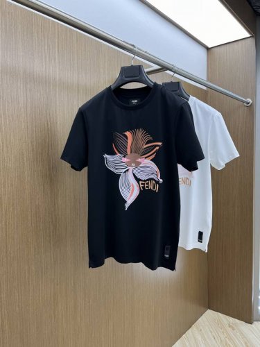 Fd 高端定制 25春夏新品印花圆领打底短袖T恤，正面胸前缀饰品牌字母设计，打造男士基本款单品，为男士衣橱注入新意。采用柔软棉质双面针织长绒棉+莫代尔棉面料制成