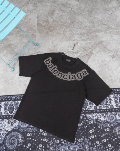 款M208 特价 特价不售后 Balenciaga 巴黎世家经典领口烫钻短袖T恤 采用特定重磅32S精棉平纹针织面料，2 重；搭配32S+ D拉架螺纹精纺棉材质