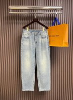 Gucci 单宁织带牛仔裤，配色匠心演绎早春氛围感满溢的精致，朴实无华的色彩背后潜藏着复杂的款常规版型以石磨水洗丹宁面料匠心打造，巧妙融入Gucci刺绣和红绿织