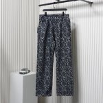 Louis Vuitton 路易威登不对称蛇纹牛仔裤 面料纱定加密粗左斜纹牛仔布 压花部位独立开模4个摸具，一比一进行压花工艺后在里面注入进口胶水 来保证花型硬