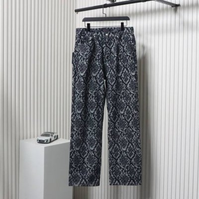 Louis Vuitton 路易威登不对称蛇纹牛仔裤 面料纱定加密粗左斜纹牛仔布 压花部位独立开模4个摸具，一比一进行压花工艺后在里面注入进口胶水 来保证花型硬