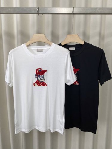 蒙口 25 Sst新品春夏首发专柜 品相完美 最新款短袖圆领T恤高端订制 设计前卫时尚！品牌Logo重工艺设计 高端定制长绒欧棉180克面料 手感柔软.穿着舒适