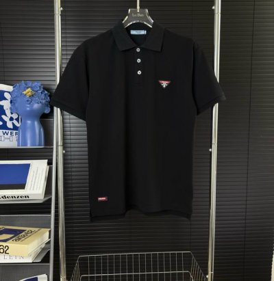 351 当天到货 现货现配 prada 普拉达 2025新款 轻奢主义 定制皮章字母Logo 休闲polo衫短袖 原版面料 高版本 高品质 对色定染面料 圆领垂