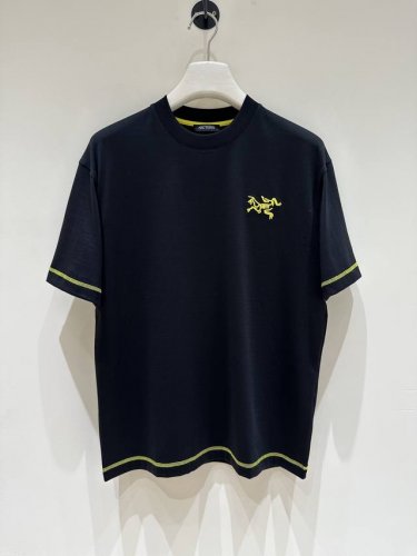 新品 Arc 鸟 2025春夏系列同款棉质短袖T恤！鸟家设计师将全新系列瞄准现代年轻人们的审美观, 打造出一款又一款惊艳众人的时尚单品！ 主打户外运动风的鸟家,