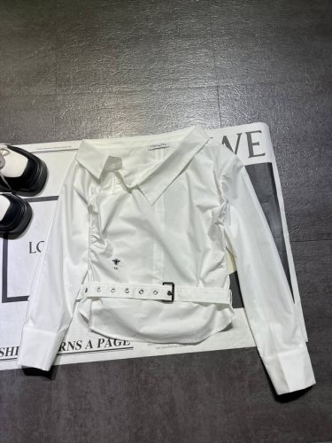 Dio* 25Ss春夏新款 蜜蜂刺绣露肩褶皱腰带短款衬衫丨独家高版出品！运用斜肩设计营造不对称美感 利用双侧褶皱元素实现修身效果 叠加腰带翻领为其注入时髦元素