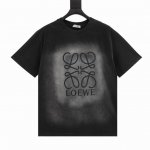 loewe 罗意威 水洗字母印花圆领T恤 定制高克重 针织棉面料精心制作，手感特别的扎实，质感拉满，松软细腻上身舒适，优越的吸湿排汗性能，不闷热！胸前草写Log