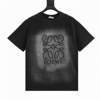 loewe 罗意威 水洗字母印花圆领T恤 定制高克重 针织棉面料精心制作，手感特别的扎实，质感拉满，松软细腻上身舒适，优越的吸湿排汗性能，不闷热！胸前草写Log